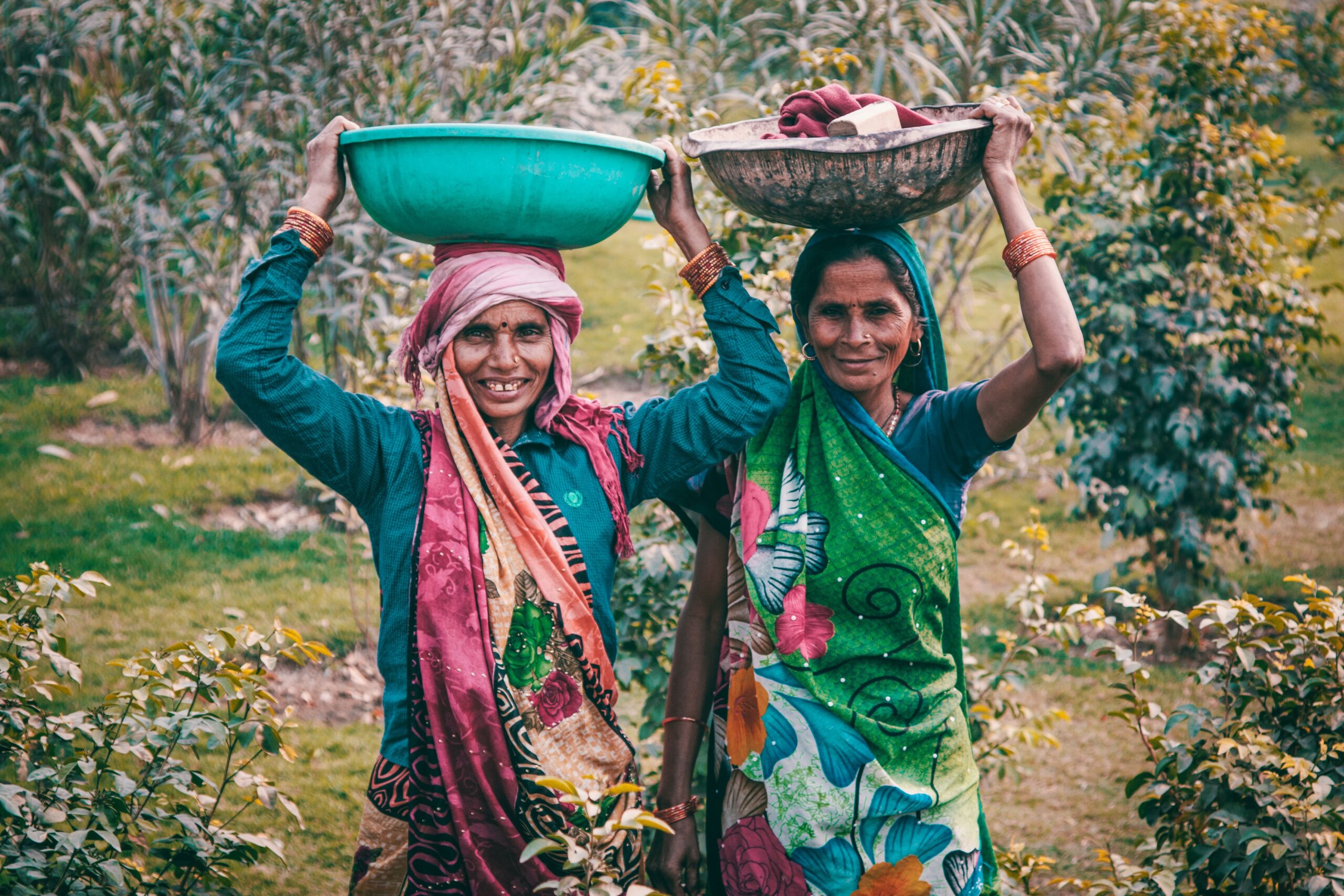 Deux femmes travaillant et souriant en Inde